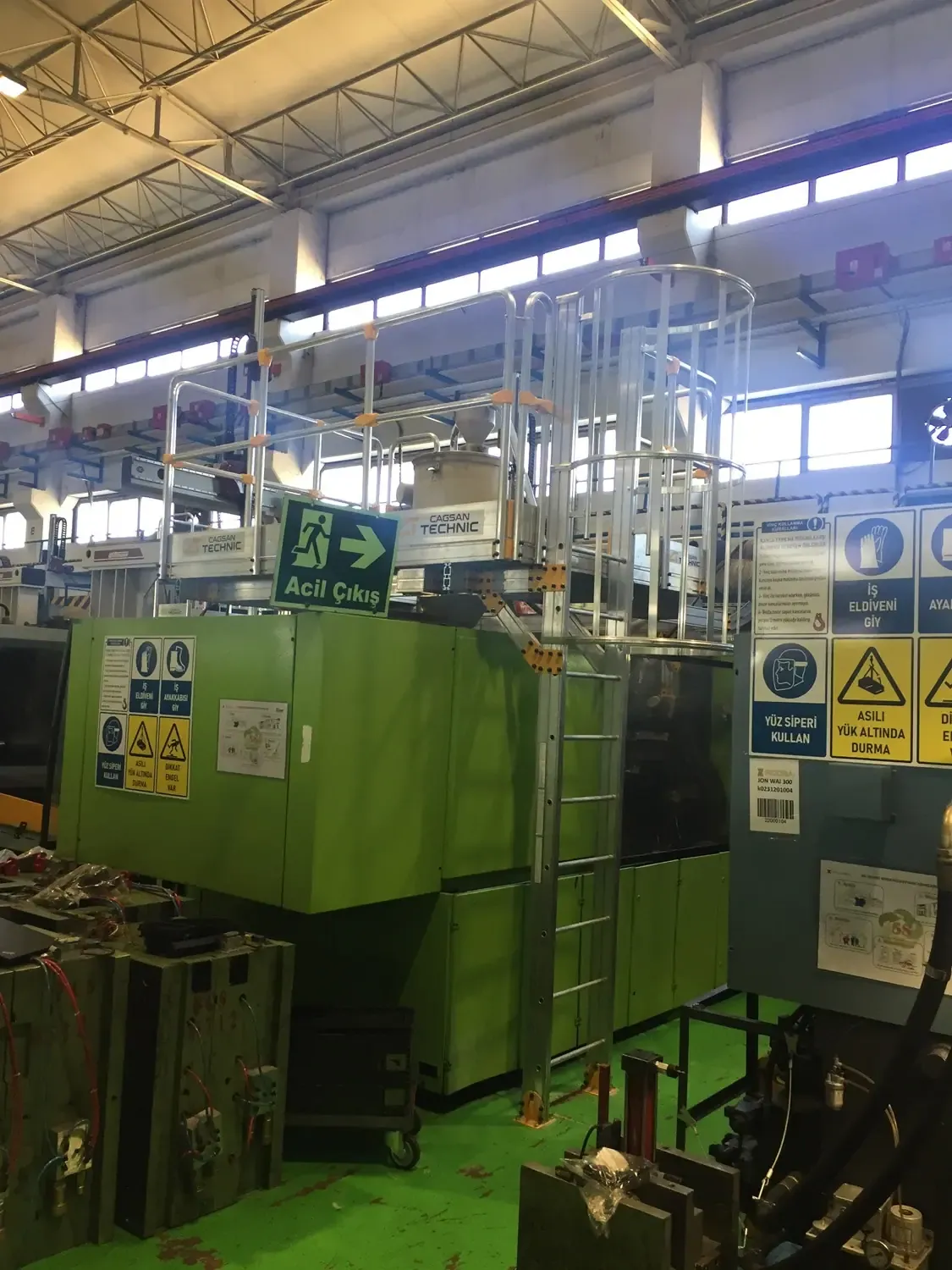 Platformă de acces pentru utilaj industrial — imaginea 1