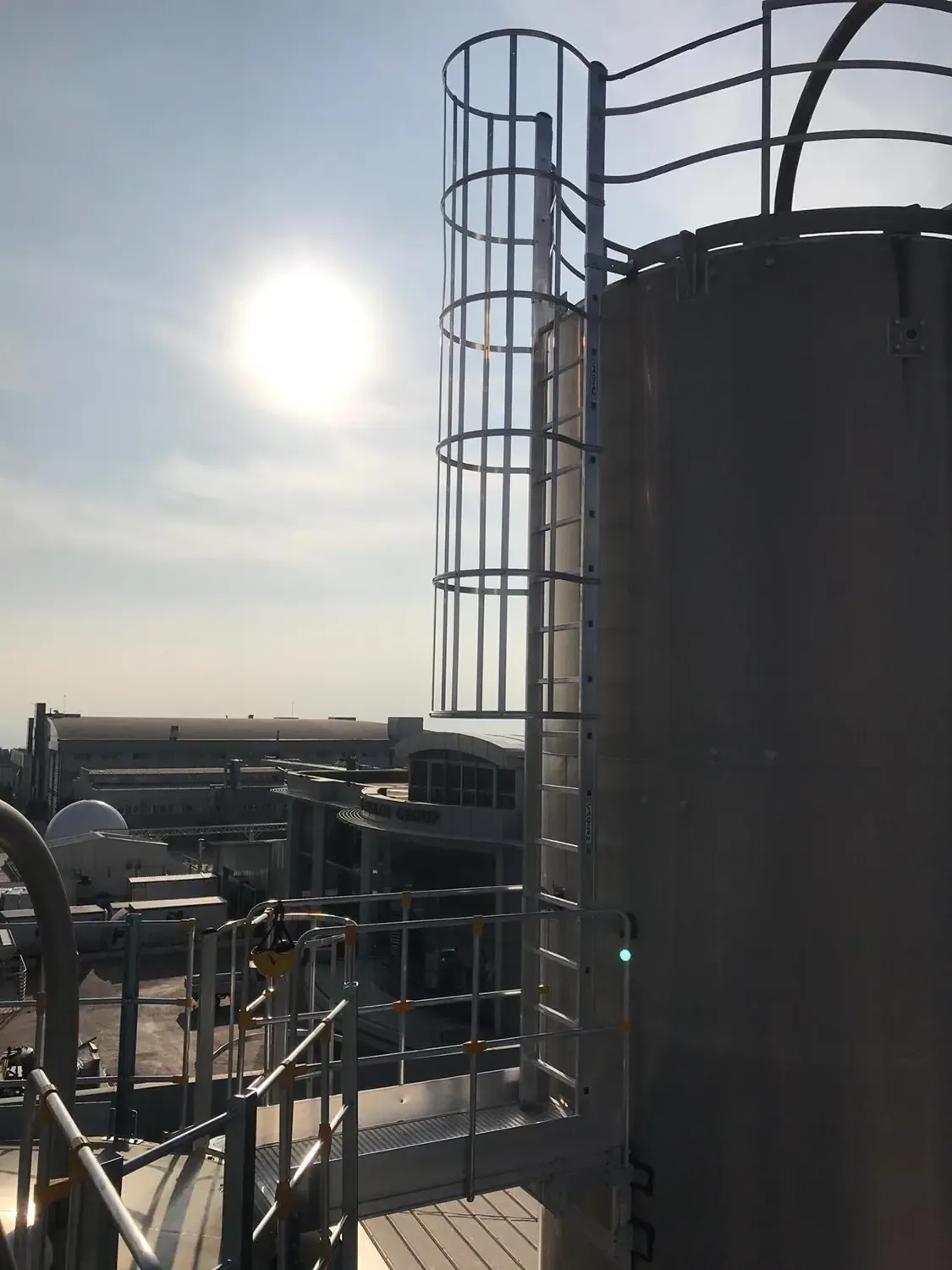 Scară fixă cu crinolină și platformă industrială — imaginea 1