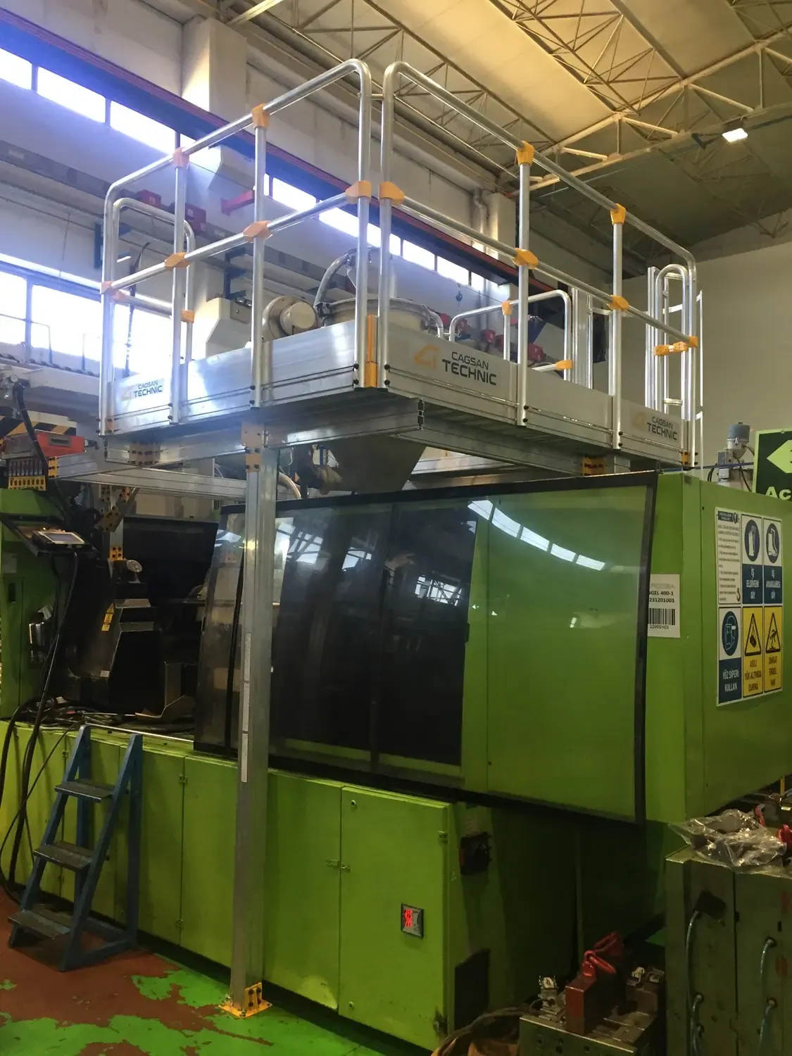 Platformă de acces pentru utilaj industrial — imaginea 2