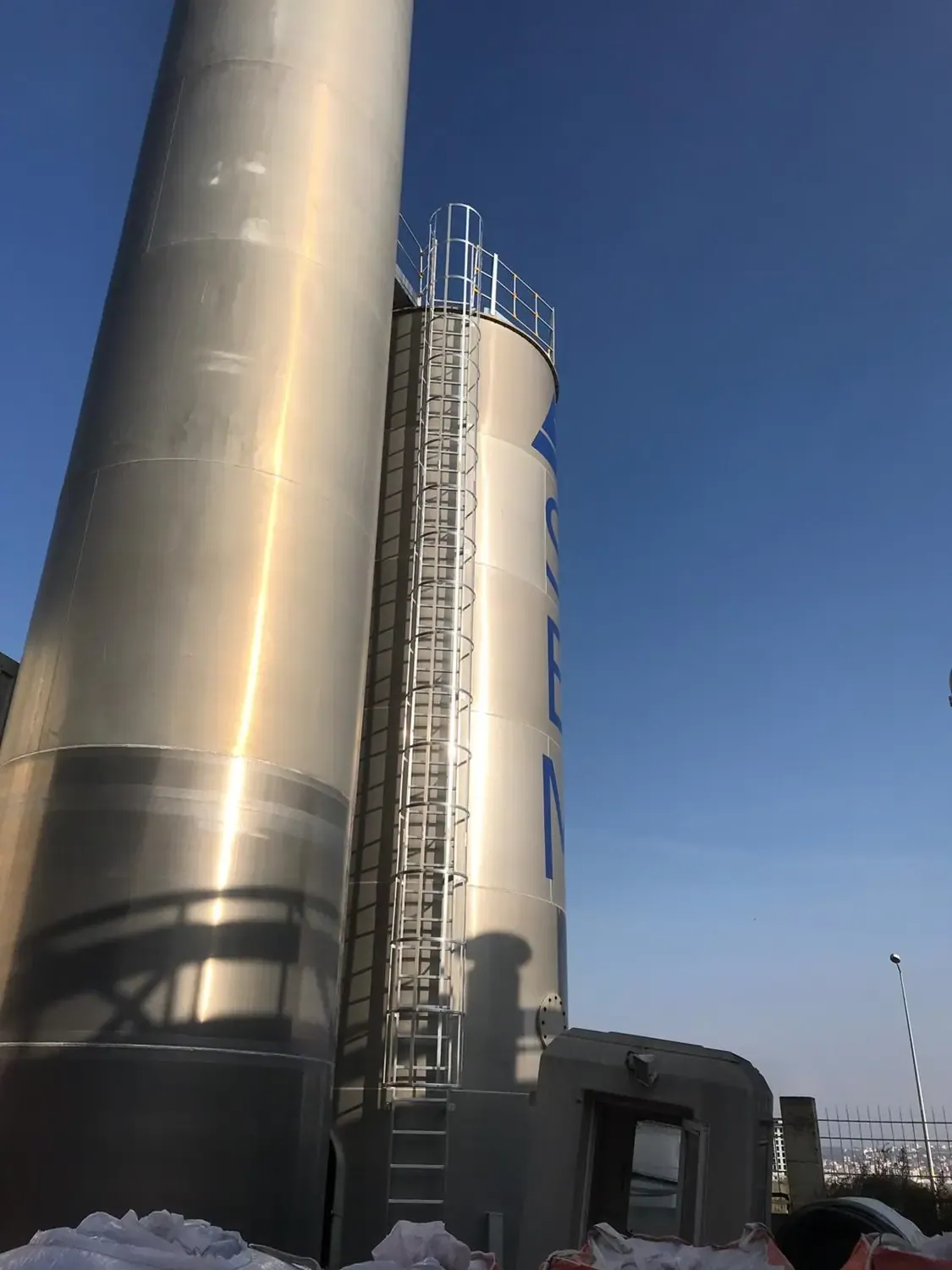Scară fixă cu crinolină și platformă industrială — imaginea 2