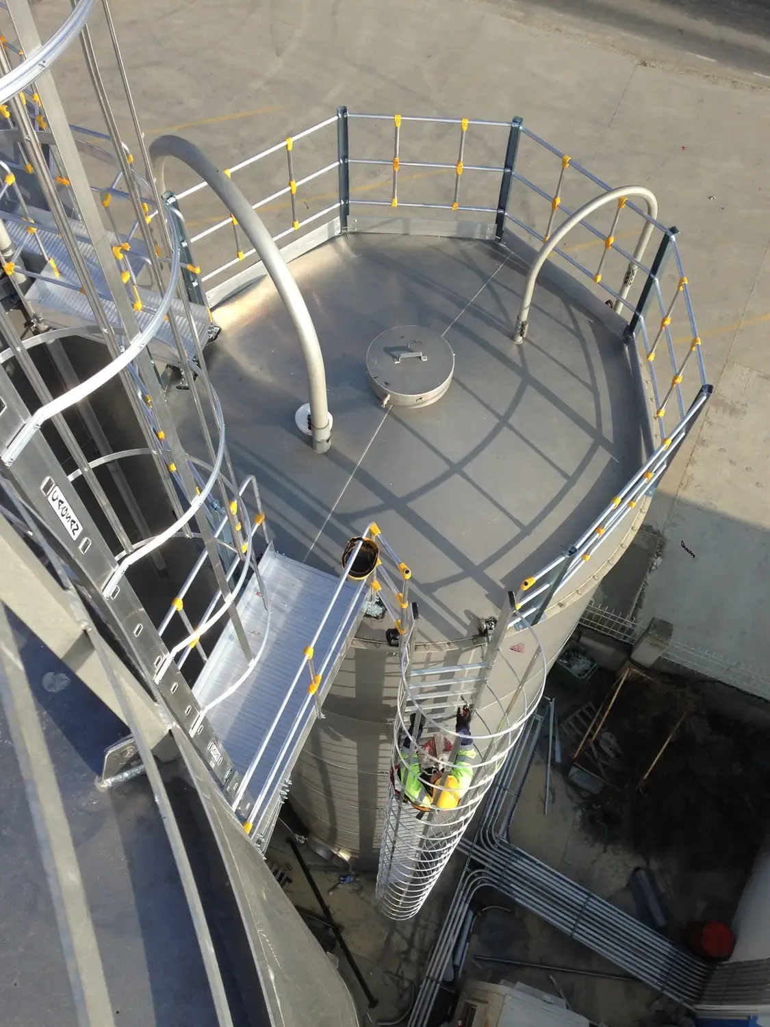 Scară fixă cu crinolină și platformă industrială — imaginea 3
