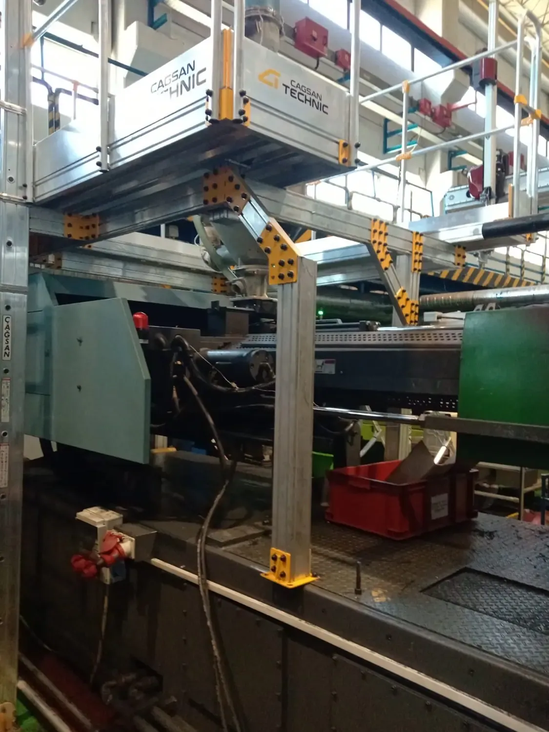 Platformă de acces pentru utilaj industrial — imaginea 3