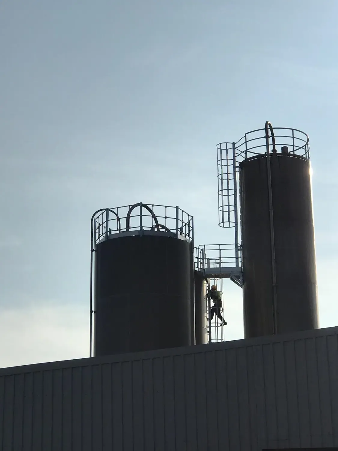 Scară fixă cu crinolină și platformă industrială — imaginea 4