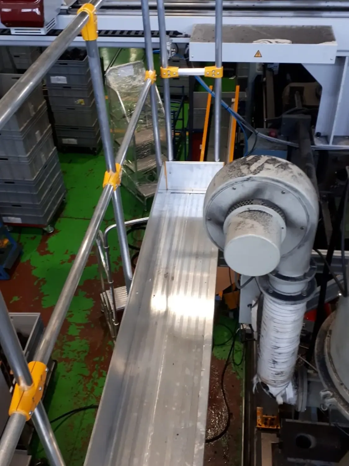 Platformă de acces pentru utilaj industrial — imaginea 4