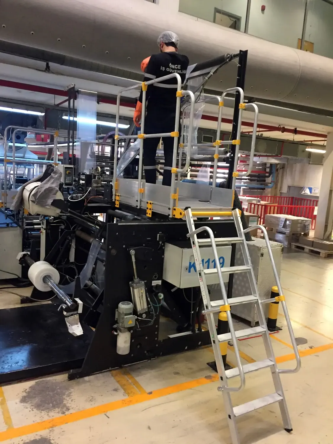 Platformă de acces pentru utilaj industrial — imaginea 5