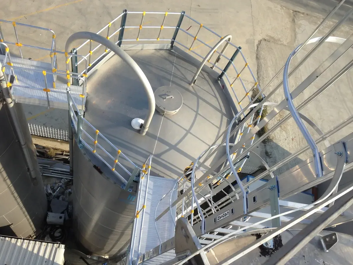 Scară fixă cu crinolină și platformă industrială — imaginea 5