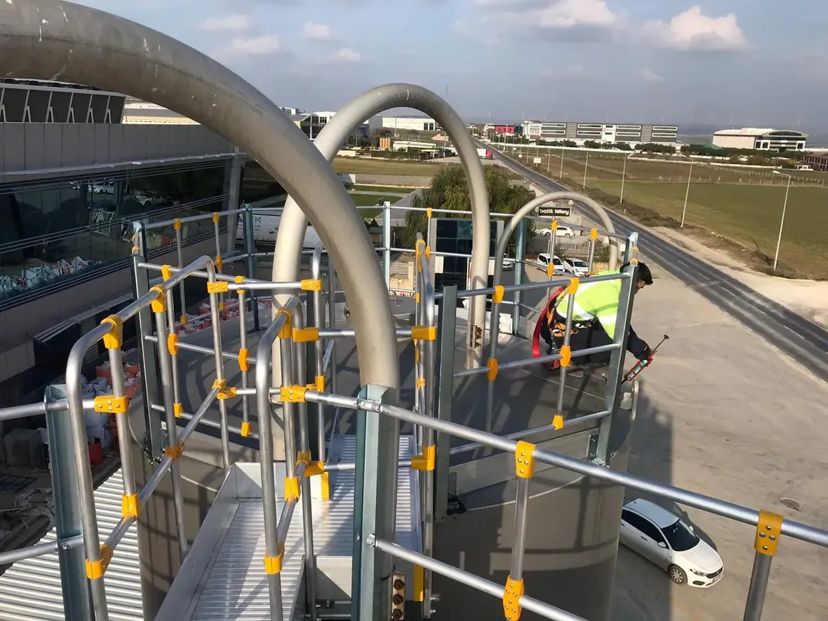 Scară fixă cu crinolină și platformă industrială — imaginea 6