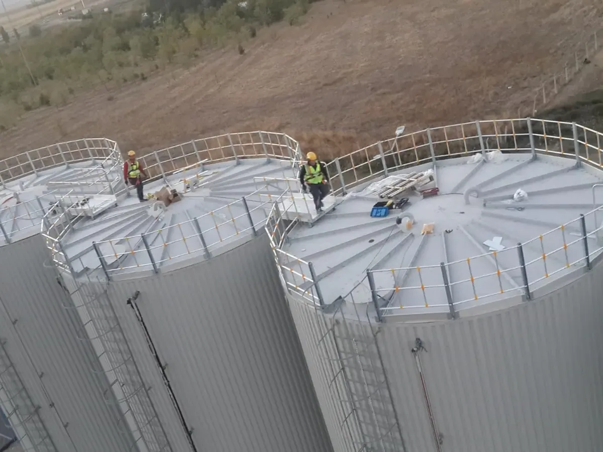 Scară fixă cu crinolină și platformă industrială — imaginea 8