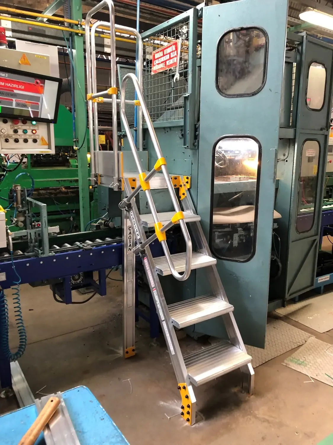 Platformă de acces pentru utilaj industrial — imaginea 8