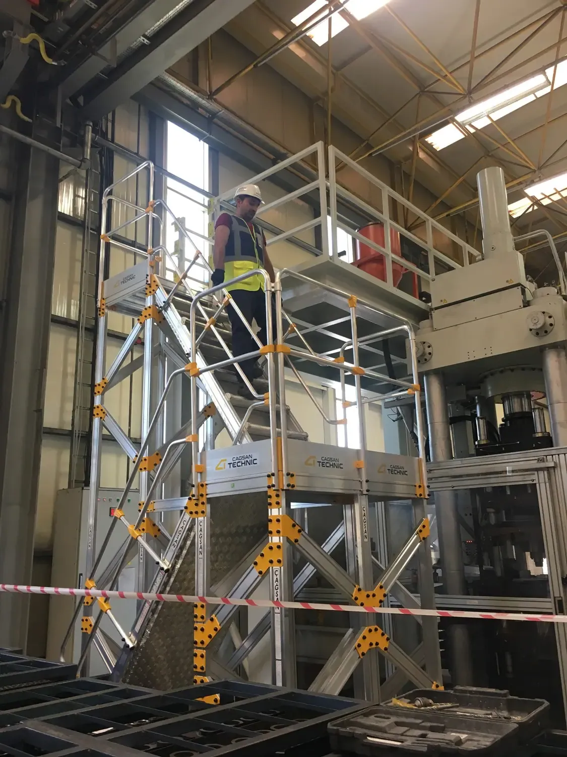 Platformă de acces pentru utilaj industrial — imaginea 10