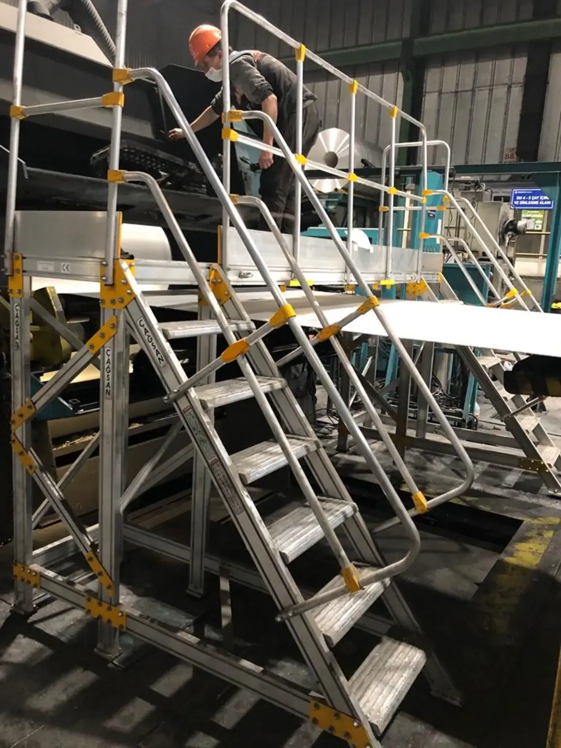 Platformă de acces pentru utilaj industrial — imaginea 11