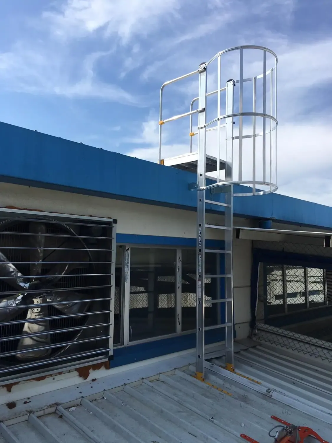 Scară fixă cu crinolină și platformă industrială — imaginea 12