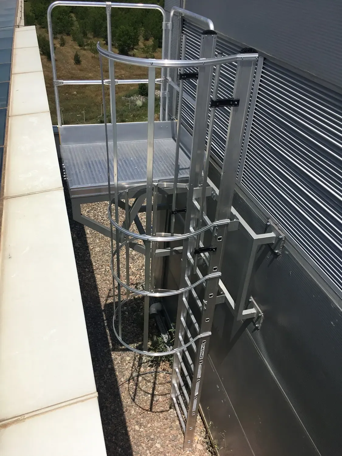 Scară fixă cu crinolină și platformă industrială — imaginea 13