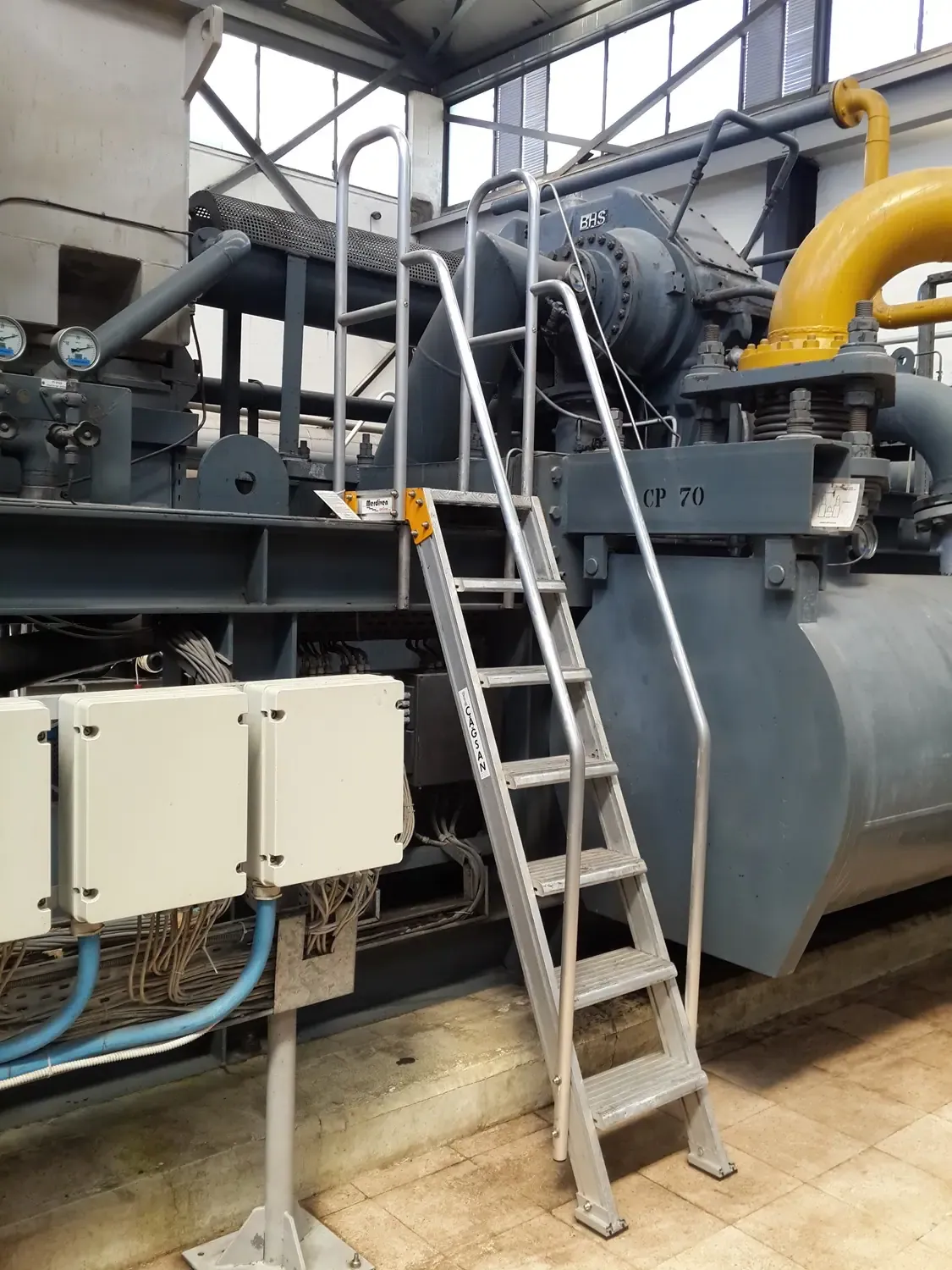 Platformă de acces pentru utilaj industrial — imaginea 14