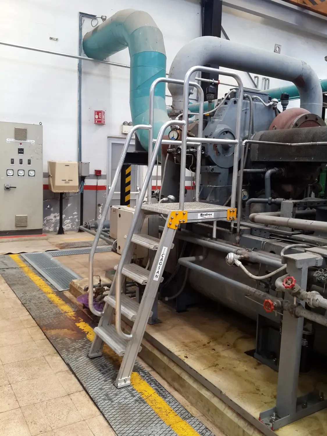 Platformă de acces pentru utilaj industrial — imaginea 15
