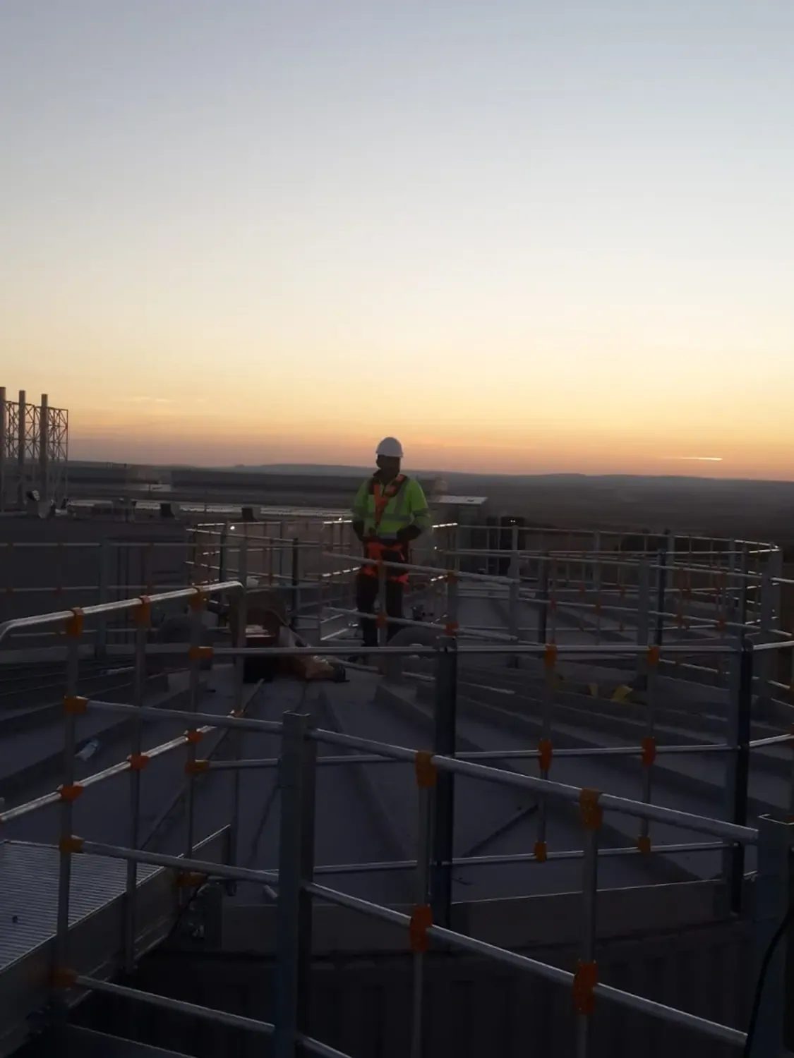 Scară fixă cu crinolină și platformă industrială — imaginea 16