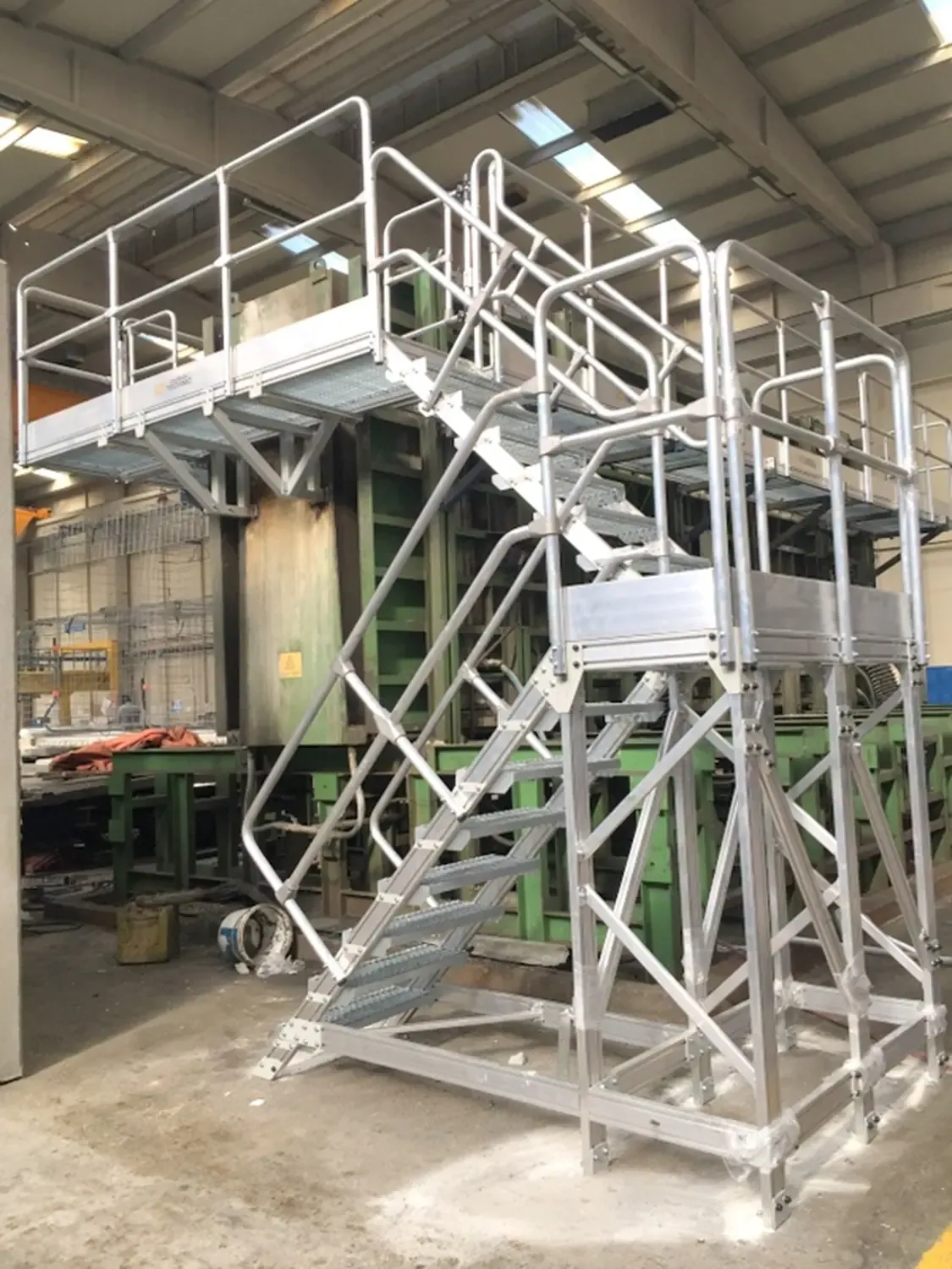 Platformă de acces pentru utilaj industrial — imaginea 19