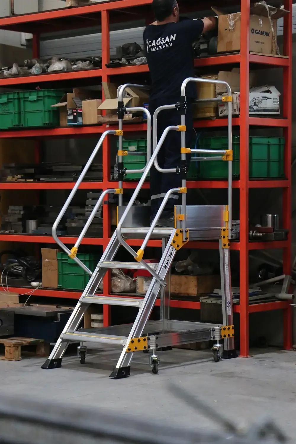 Platformă de acces pentru utilaj industrial — imaginea 23