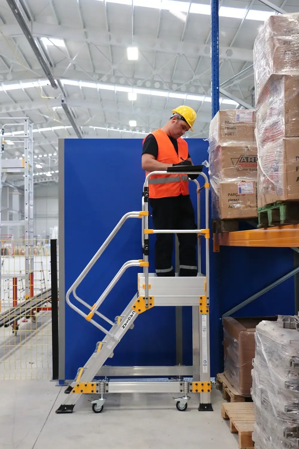 Platformă de acces pentru utilaj industrial — imaginea 24