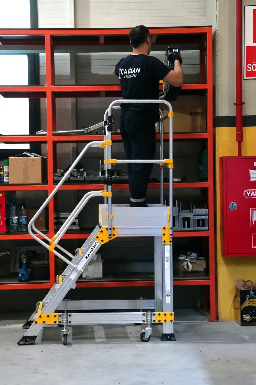 Platformă de acces pentru utilaj industrial — imaginea 25